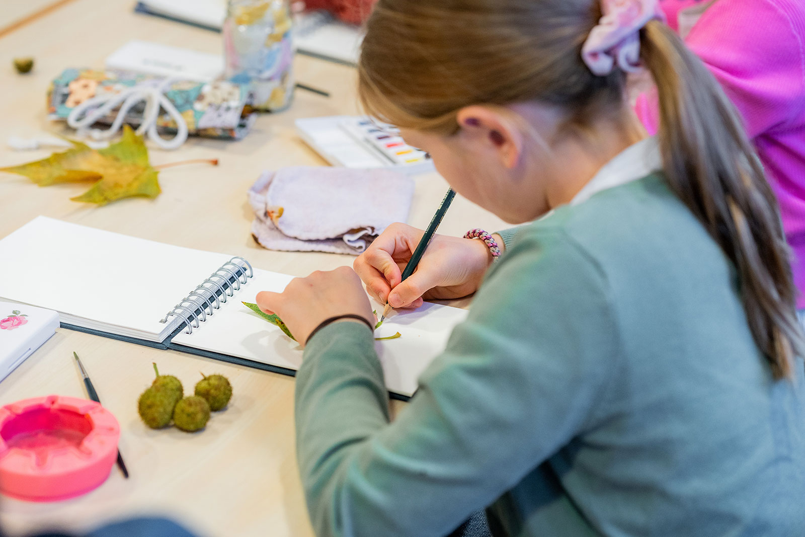 Lenari Privatschule Vorarlberg – Herbstblätter malen